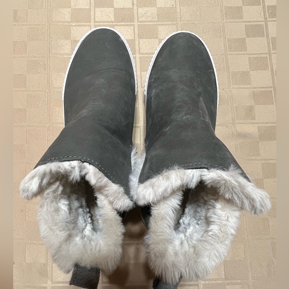 WOMEN'S TIMBERLAND SLIP ON Low Boot SUEDE SIZE 7 EUC Gray White Fur Lined A63118 - Picture 1 of 10